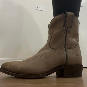 Women’s Frye Billy short Cowboy boot, size 8